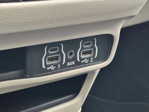 Used 2023 Chrysler Pacifica Touring-L FWD image 13