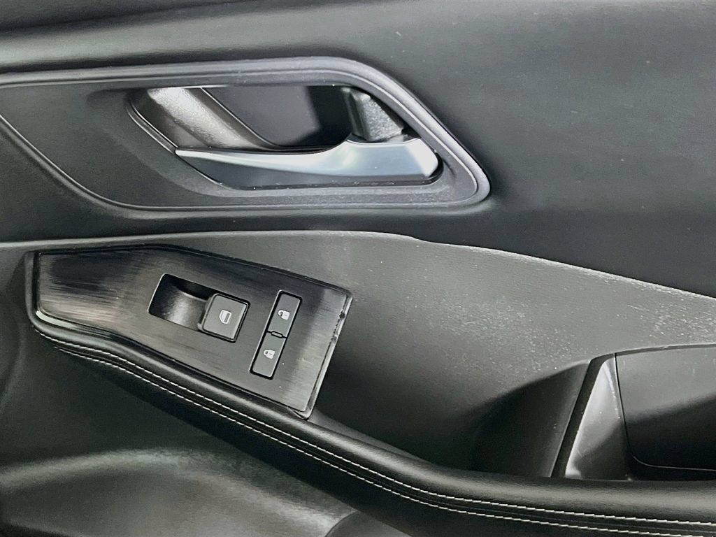 Used 2025 Nissan Rogue SV FWD image 29