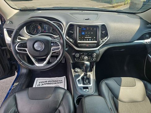 Used 2018 Jeep Cherokee Latitude Plus w/ Cold Weather Group AWD/4WD image 21