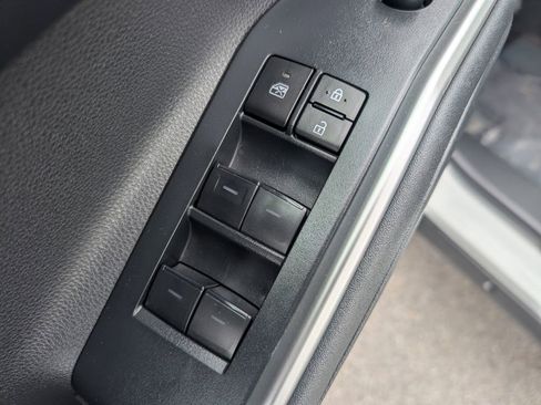 Used 2023 Toyota Highlander LE FWD image 16