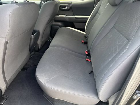 Used 2018 Toyota Tacoma TRD Sport AWD/4WD image 19