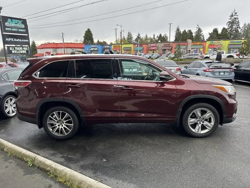 Used 2016 Toyota Highlander Limited w/ Four Season Floor Mat Package AWD/4WD image 10