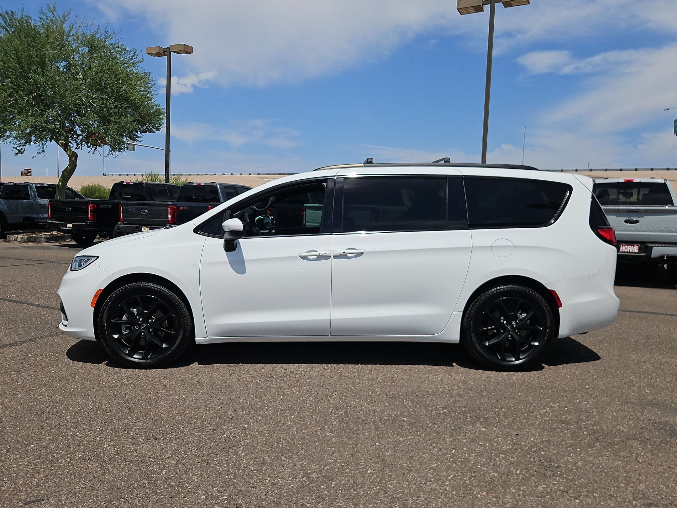 Used 2023 Chrysler Pacifica Touring-L w/ S Appearance Package AWD/4WD image 9