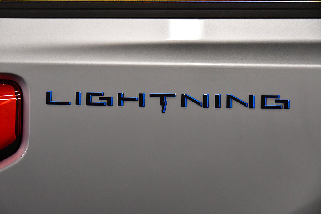 Used 2024 Ford F150 Lightning Platinum AWD/4WD image 11