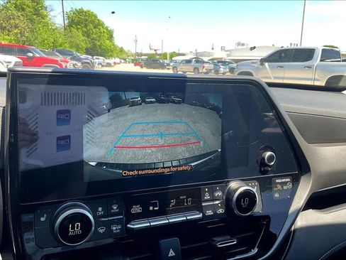 Used 2025 Toyota Highlander XLE image 27