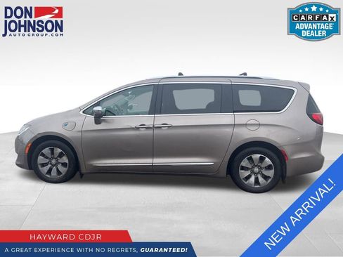 Used 2017 Chrysler Pacifica Platinum image 3