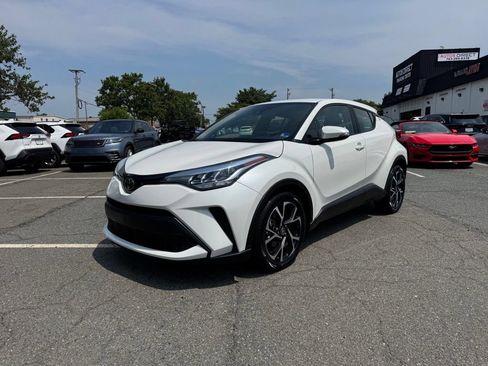 Used 2021 Toyota C-HR XLE FWD image 3