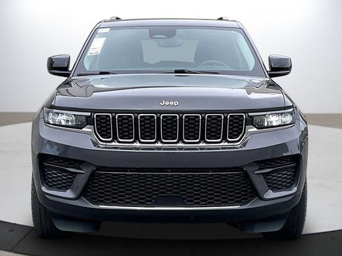 Used 2023 Jeep Grand Cherokee Laredo image 3