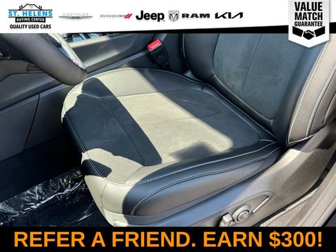 Used 2025 Jeep Grand Cherokee Altitude AWD/4WD image 16