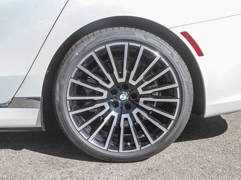 New 2026 BMW i7 eDrive50 w/ Premium Package RWD image 8