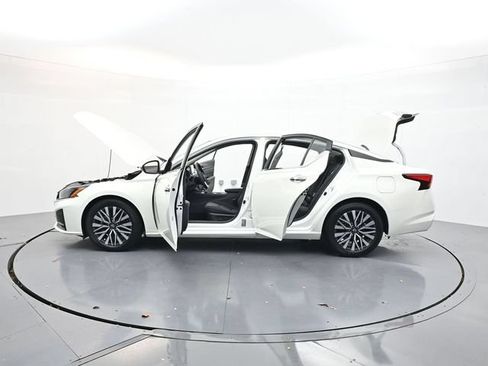 Used 2025 Nissan Altima 2.5 SV FWD image 43