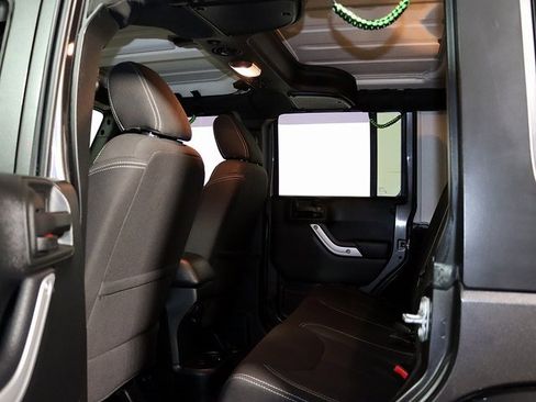 Used 2017 Jeep Wrangler Unlimited Sahara w/ Connectivity Group image 14