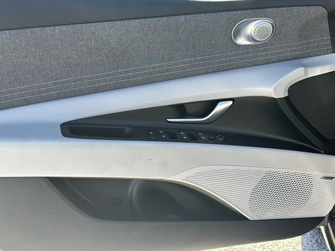 Used 2024 Hyundai Elantra Limited image 10