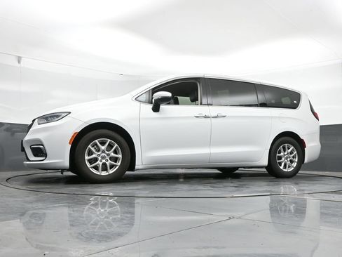 Used 2023 Chrysler Pacifica Touring-L FWD image 46