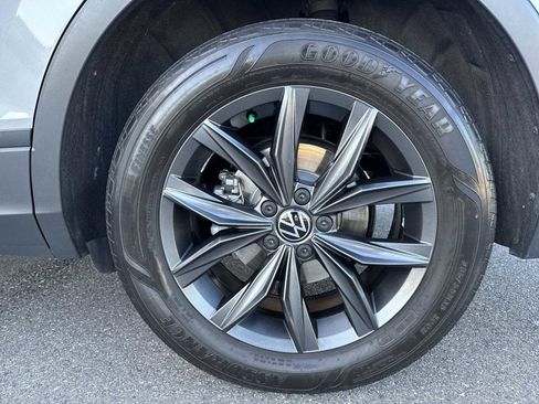 Used 2022 Volkswagen Tiguan SE w/ Panoramic Sunroof Package image 12