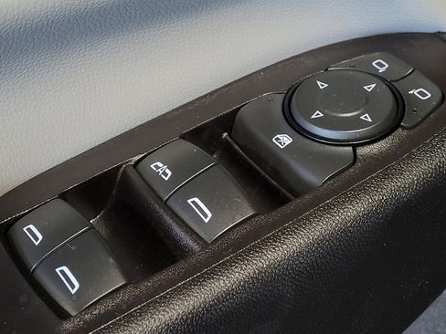 Used 2019 Chevrolet Equinox LS FWD image 27