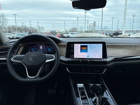 Used 2025 Volkswagen Atlas SE image 12