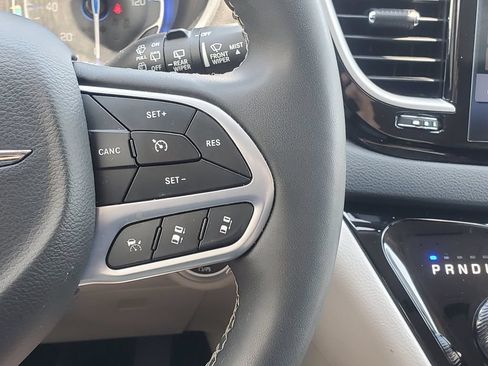 Used 2024 Chrysler Pacifica Touring-L FWD image 16