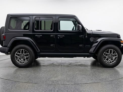 Used 2025 Jeep Wrangler Sahara image 11