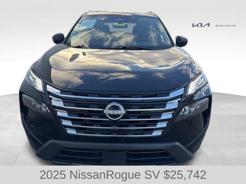 Used 2025 Nissan Rogue SV w/ SV Premium Package image 3