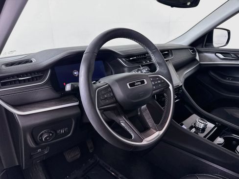 Used 2023 Jeep Grand Cherokee L Limited AWD/4WD image 4