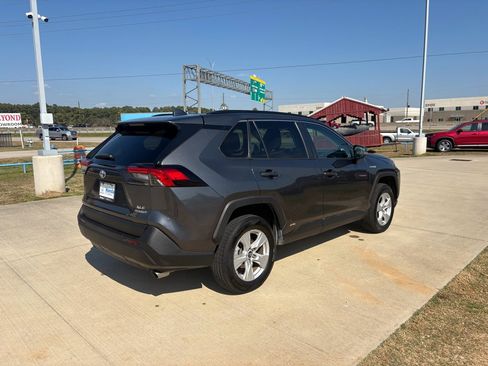 Used 2021 Toyota RAV4 XLE w/ Convenience Package image 8