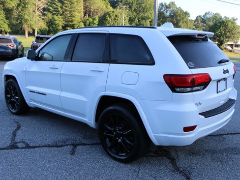Used 2020 Jeep Grand Cherokee Altitude RWD image 3