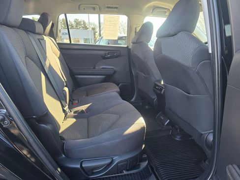 Used 2023 Toyota Highlander LE FWD image 13