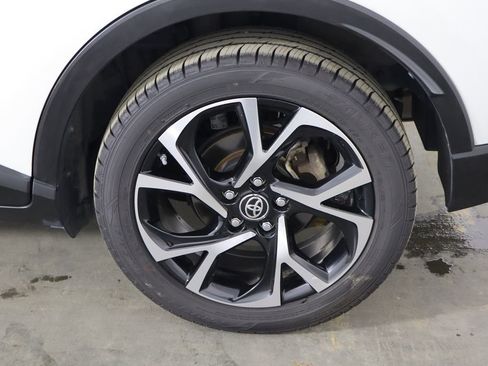 Used 2020 Toyota C-HR XLE image 41