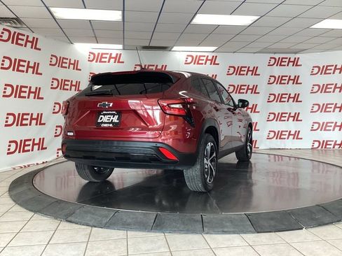 Used 2025 Chevrolet Trax RS w/ Sunroof Package FWD image 7