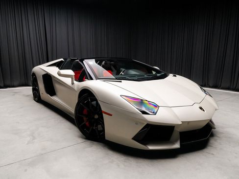 Used 2015 Lamborghini Aventador LP 700-4 image 9