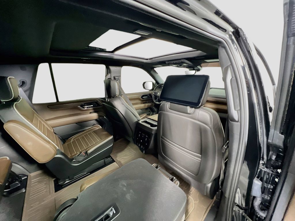 Certified 2025 GMC Yukon Denali Ultimate w/ LPO, Floor Liner Package AWD/4WD image 32