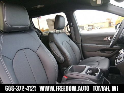 New 2026 Chrysler Pacifica Select FWD image 31