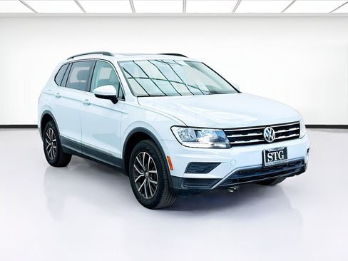 Used 2018 Volkswagen Tiguan SE w/ Panoramic Sunroof Package image 3