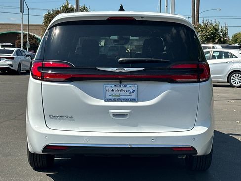 New 2026 Chrysler Pacifica Select image 5