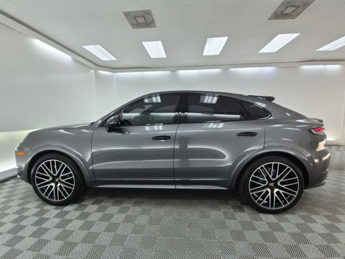 Used 2025 Porsche Cayenne GTS AWD/4WD image 2