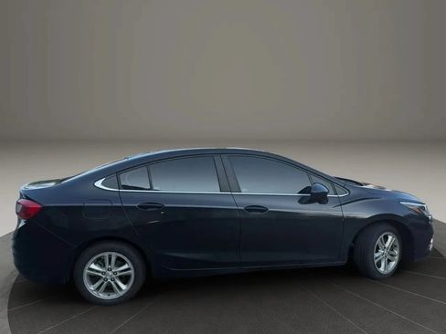 Used 2018 Chevrolet Cruze LT FWD image 2