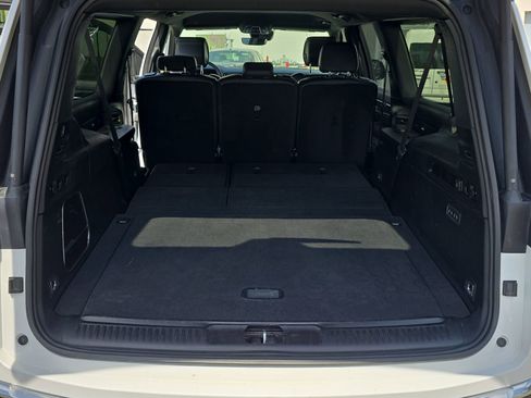 Used 2024 Jeep Wagoneer L Series II w/ Flexible Seating Group AWD/4WD image 14