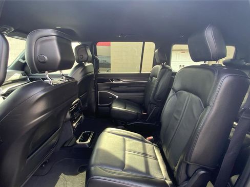 Used 2024 Jeep Wagoneer Series III image 11