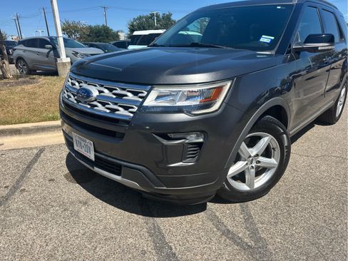 Used 2018 Ford Explorer XLT w/ Equipment Group 202A FWD image 2