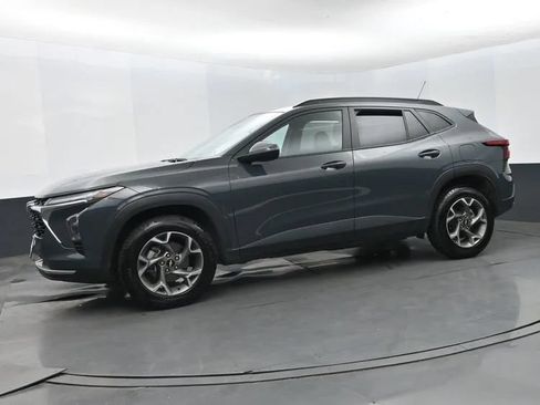 Used 2025 Chevrolet Trax LT FWD image 5