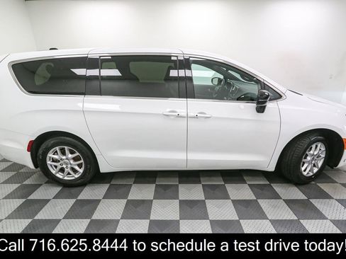 Used 2025 Chrysler Pacifica Select FWD image 7