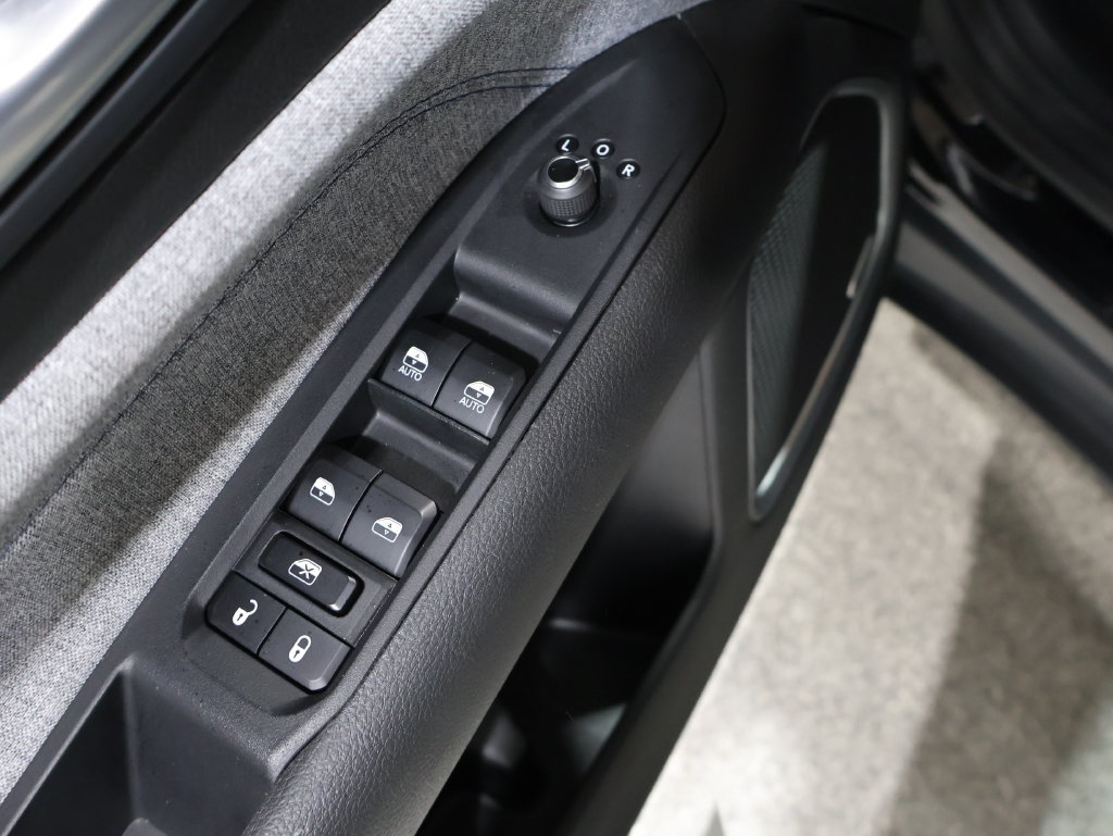 Used 2025 Jeep Compass Latitude w/ Sun & Sound Group AWD/4WD image 15