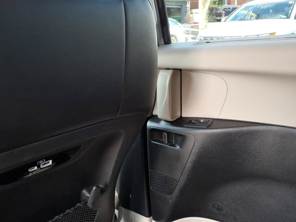 Used 2023 Chrysler Pacifica Touring-L FWD image 11