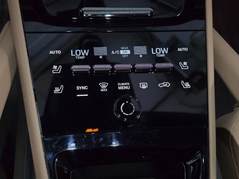 Certified 2025 Porsche Cayenne Coupe AWD/4WD image 17