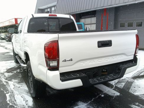 Used 2018 Toyota Tacoma SR image 6