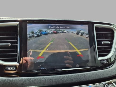 Used 2023 Chrysler Pacifica Touring-L FWD image 6