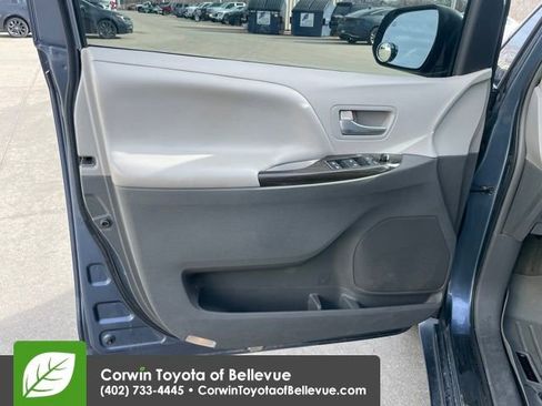 Used 2015 Toyota Sienna L image 10