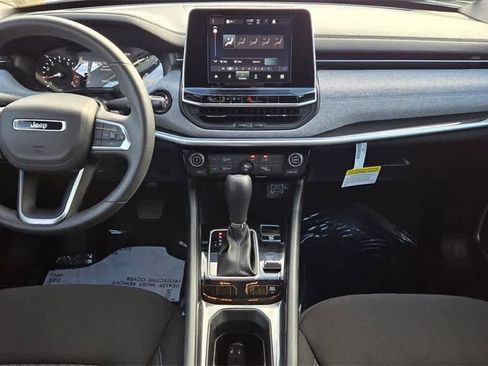 Used 2025 Jeep Compass Sport image 9