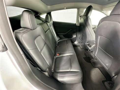 Used 2022 Tesla Model Y Long Range image 23